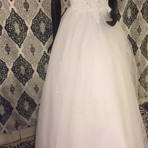 White floral sleeveless Wedding Dress - Picture 6 of 8